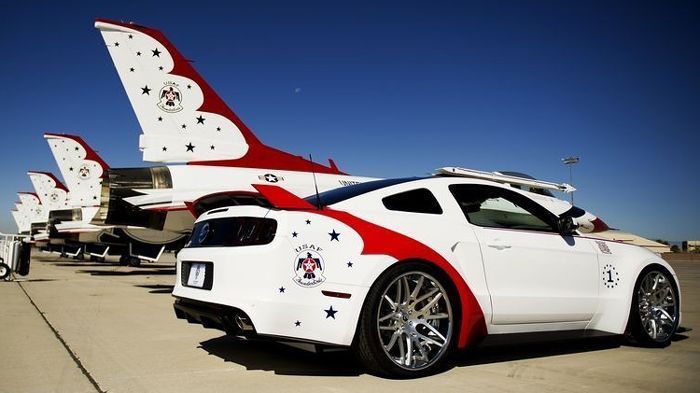 Η Ford Mustang Air Force U.S. Thunderbirds είναι βαμμένη στα χρώματα της αεροπορίας (κόκκινο-λευκό-μπλε), σαν τα F-16 των Η.Π.Α και ποδιές που παραπέμ